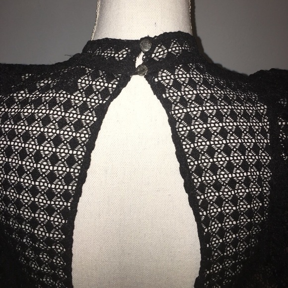 *SOLD* 3 for $30 Forever 21 Geo Crochet Crop Top - Picture 6 of 8
